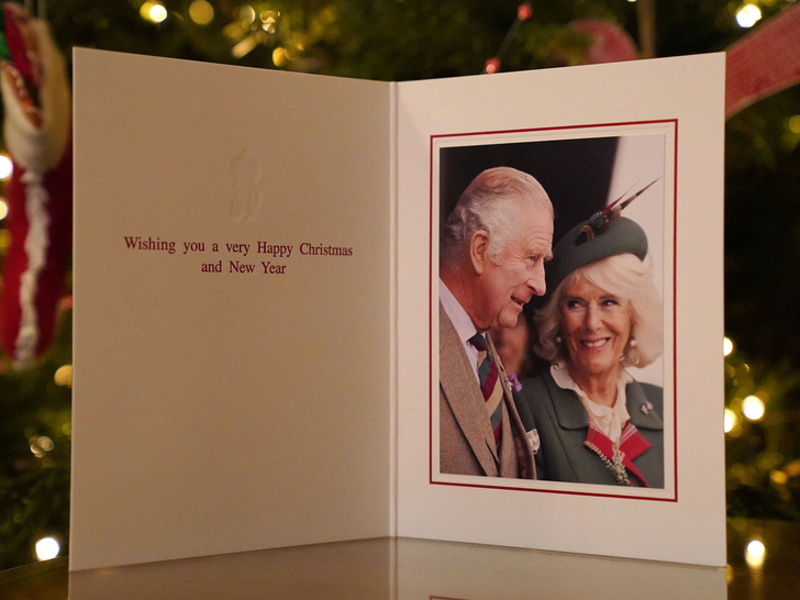 Затмила короля: что не так с первой рождественской открыткой Карла III и Камиллы