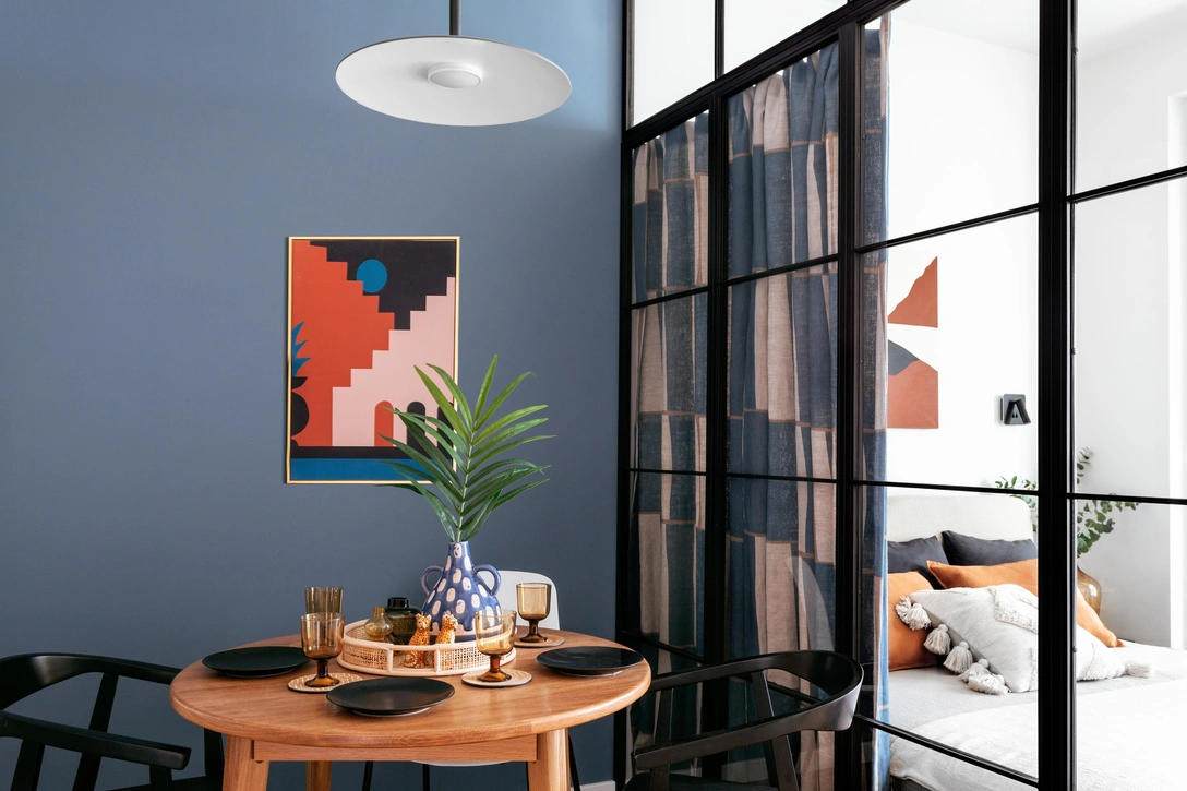 Яркая квартира 30 м² для молодой пары, работающей из дома | Источник: Полина Полудкина