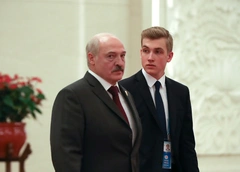 «Буду прикладывать ко лбу»: российские поклонницы пищат от новых фото сына Александра Лукашенко