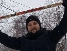 Житель Омска пытается заработать продажей снега