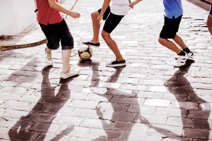 Подростки играют в футбол