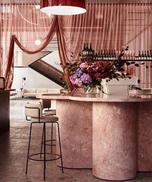 Новый бар в Мельбурне в розово-брусничных тонах