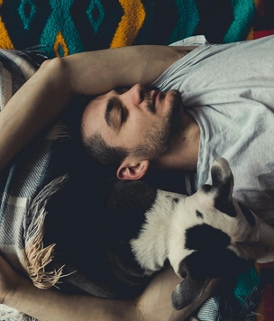 10 крутых вещей, которые должны быть в спальне у настоящего мужика