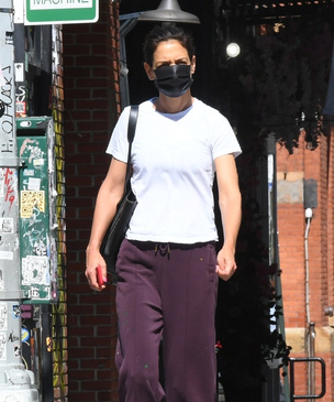 Рабочие брюки баклажанового оттенка + самые модные кроссовки этого лета: Кэти Холмс на прогулке в Нью-Йорке