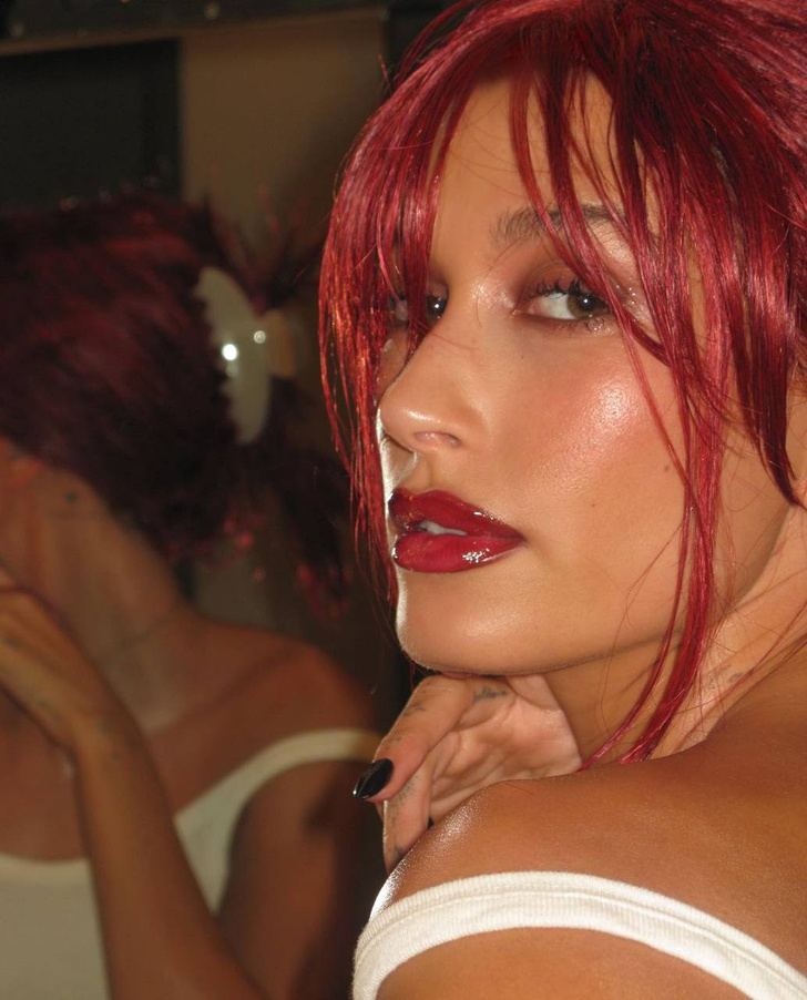 Спелая вишня: Хейли Бибер подобрала оттенок волос под цвет помады