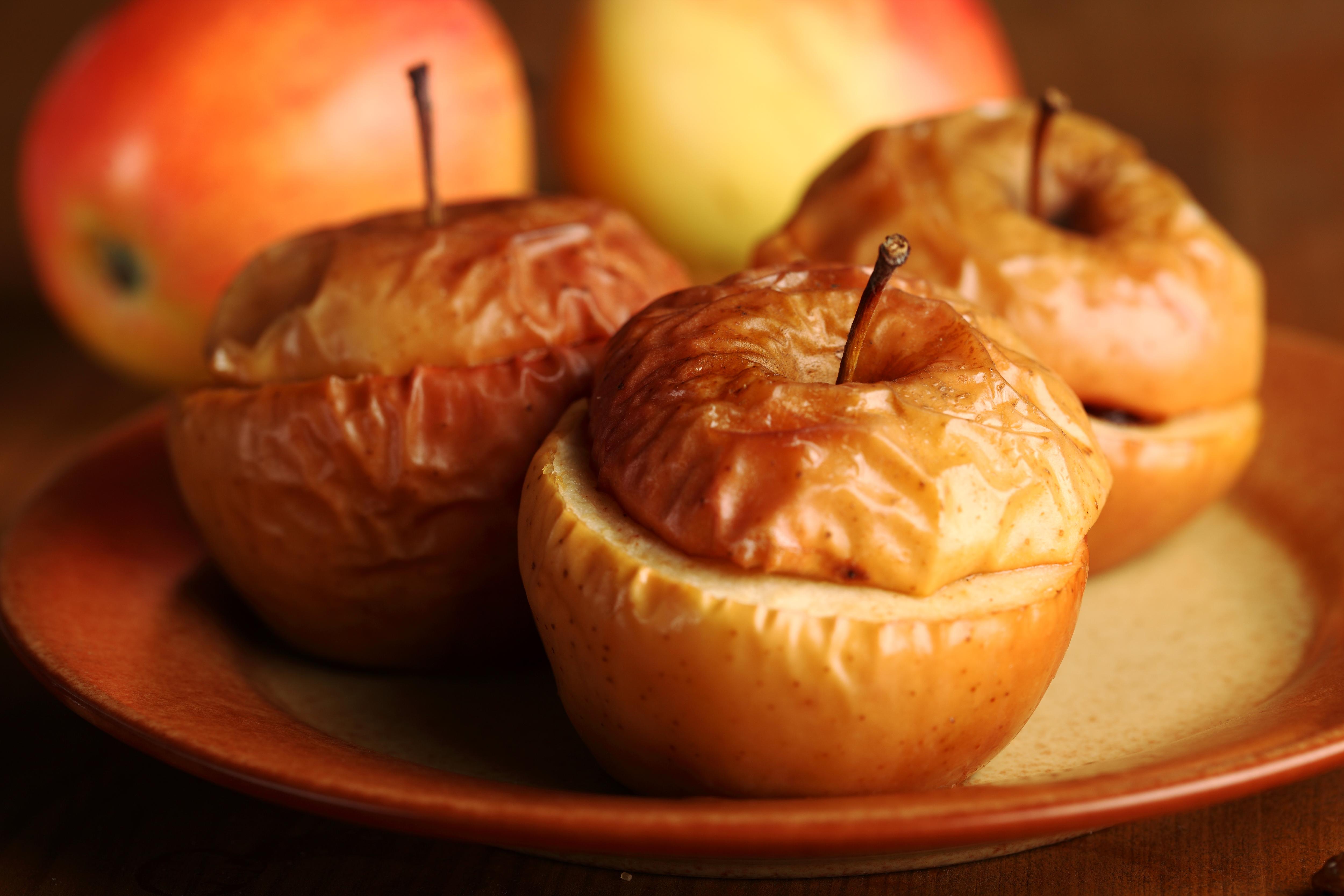 Печеные яблоки для организма. Печеные яблоки. Запечённые яблоки в духовке. Яблоки с творогом в духовке. Печеные яблоки красивые.