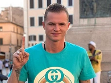 Дмитрий Тарасов устроил пьяный дебош на борту самолета
