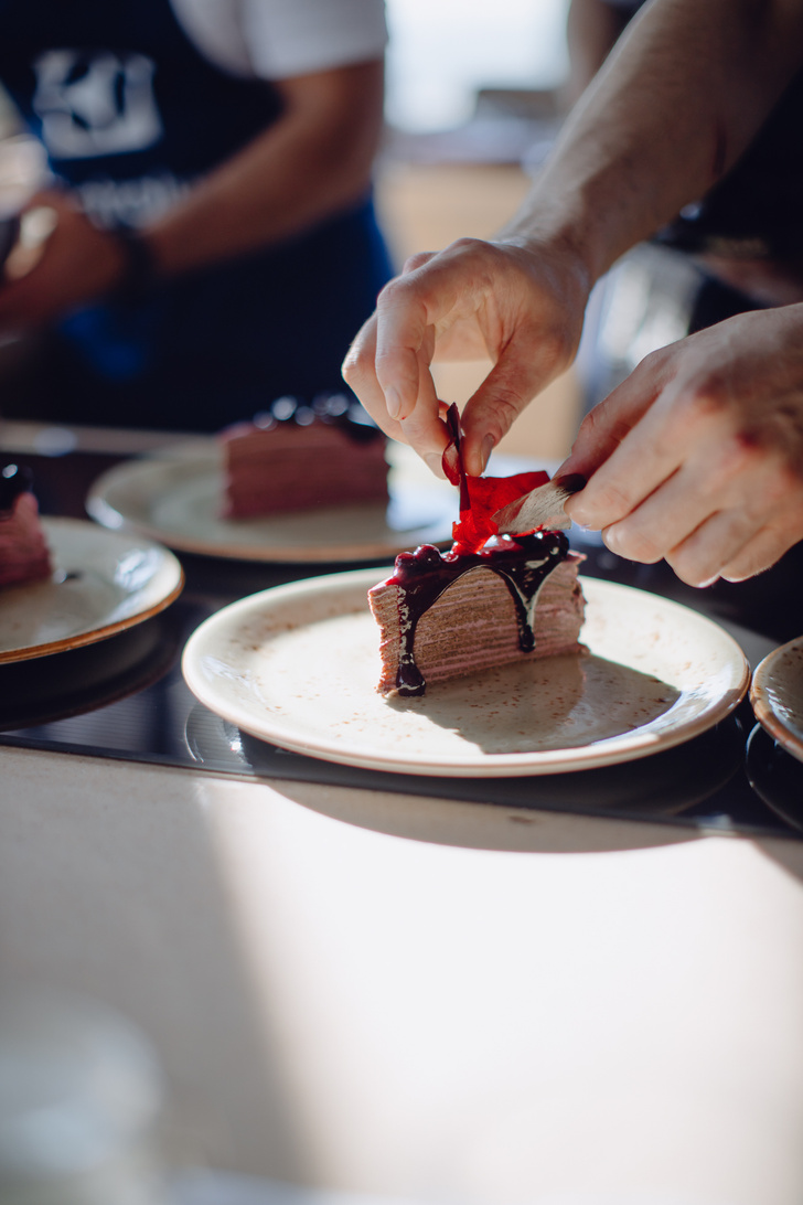 Как приготовить блинный торт из черемуховой муки и черной смородины: рецепт от лучшего шеф повара России 2021