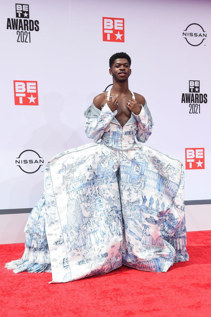 Самый роскошный образ на красной дорожке: рэпер Lil Nas X на церемонии BET Awards