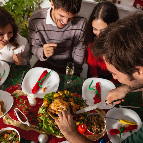 До конца новогодних каникул доживут только фрукты: Роспотребнадзор объяснил, как правильно доедать блюда с праздничного стола