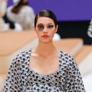 Смоки айс или синяк под глазом: в Сети обсуждают эпатажный макияж Chanel с Недели Моды в Париже