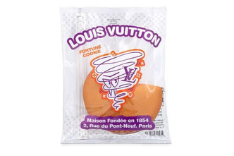 Есть нельзя носить: бренд Louis Vuitton выпустил сумку в форме печенья с предсказанием