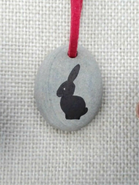 Новогодний оберег «Кролик на камне»