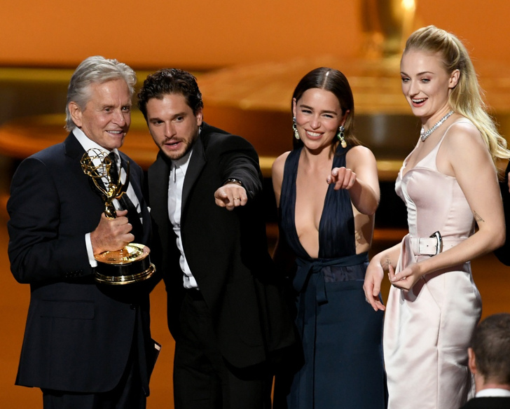 Ким Кардашьян, Гвинет Пэлтроу, Эмилия Кларк и другие звезды блеснули на церемонии Emmy-2019