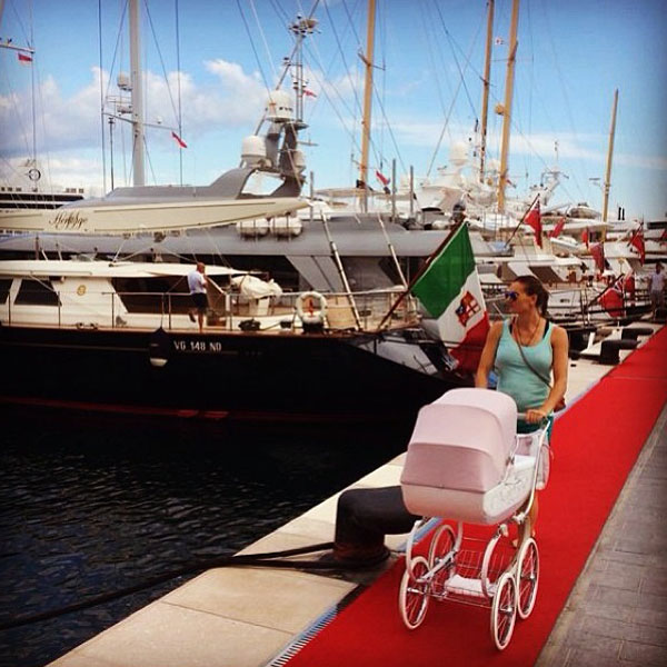 Елена Исинбаева гуляет с дочерью в порту