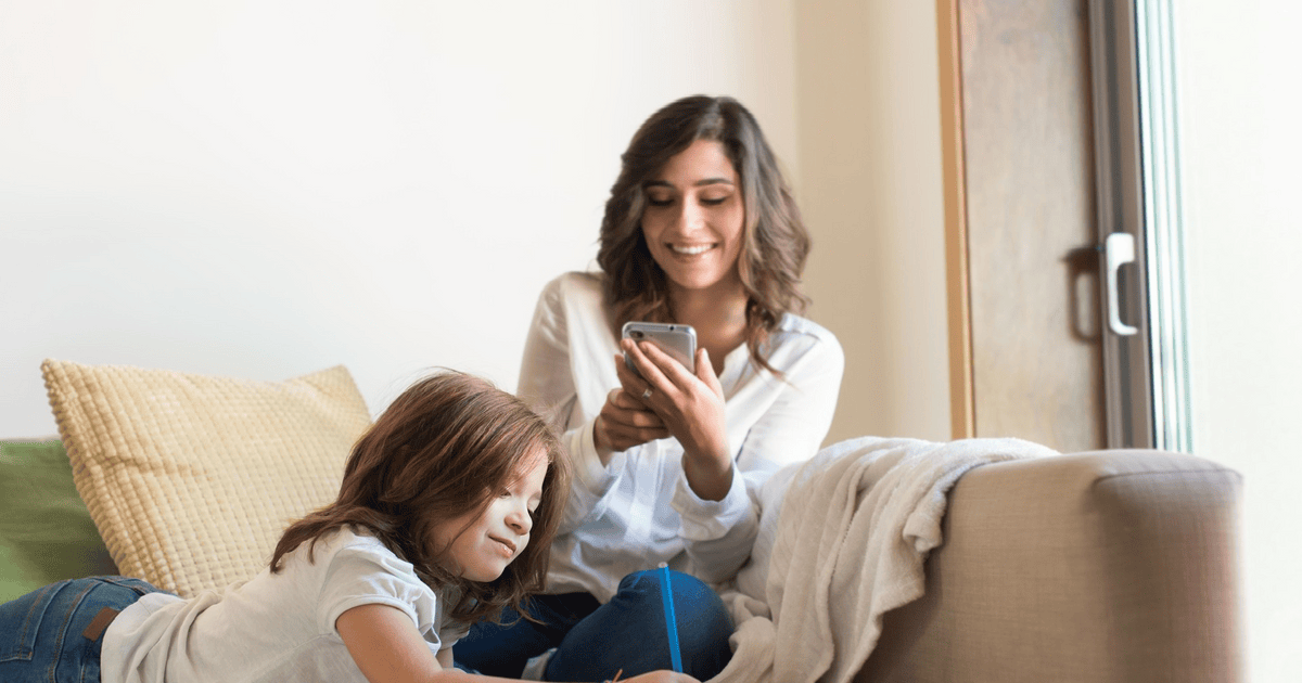 Parent s sister. Девочка. Родитель. Ребенок со смартфоном. Ребенок со смартфоном в руках.