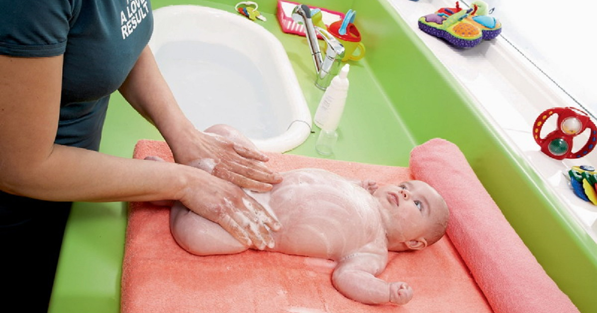 Первая гигиеническая ванна. Купание младенца. Купание новорожденного ребенка. Как купать ребенка. Гигиенические ванны для новорожденных.