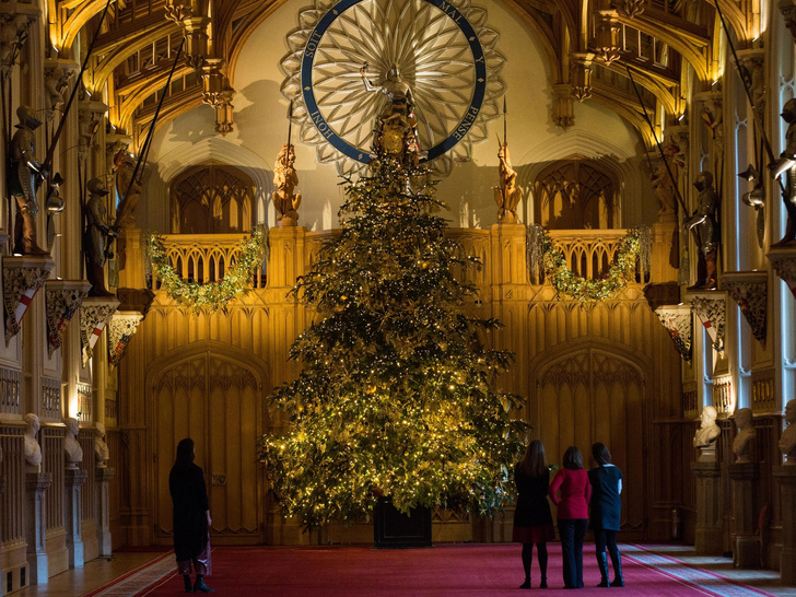Выглядит нелепо: новогоднее украшение, которое вы никогда не увидите на королевской елке