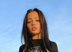 Карна.val о буллинге после ссоры с Долиной: «Я чувствовала себя никчемной. Карабкалась из ямы наверх»