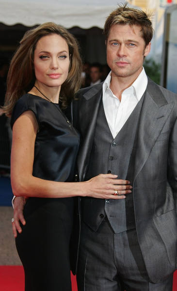 СМИ: Анджелина Джоли переживает, что после развода с Брэдом Питтом мужчины воспринимают ее как «токсичную женщину»