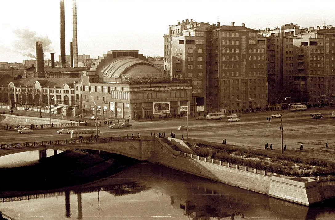 Вид на кинотеатр «Ударник», ГЭС-2 и Дом на набережной. | mcmaison.ru