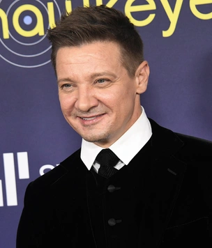 Кровь, ссадины и гематомы: звезда Marvel Джереми Реннер впервые показал, как выглядит после наезда снегоуборщика