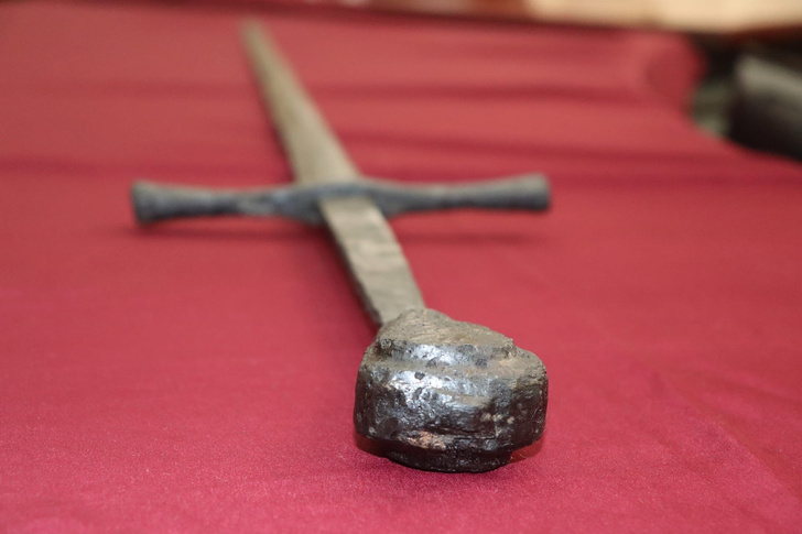 Исторический улов: спасатель из Беларуси нашел в реке 600-летний рыцарский меч