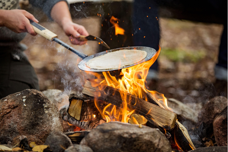 Блюдо с традициями: как блины прошли путь от еды неандертальцев до праздничного угощения на нашем столе