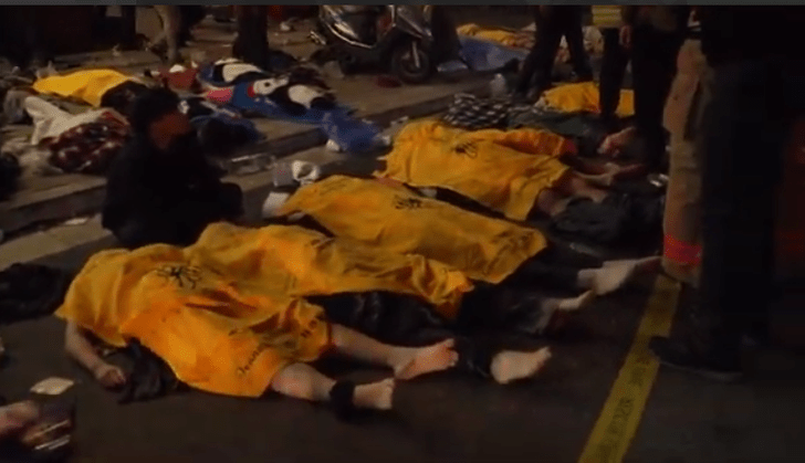 Тела лежат у дороги, спасатели делают массаж сердца: шокирующие видеокадры из Сеула, где массово погибли люди