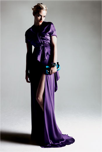 Топ, длинная юбка из атласа и тонкий ремень, все – Dior; браслет, Chanel; клатч из замши, Loewe