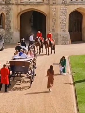 Замок, карета и лошади: в Сети обсуждают чересчур «королевские» будни правнуков Елизаветы II (видео)