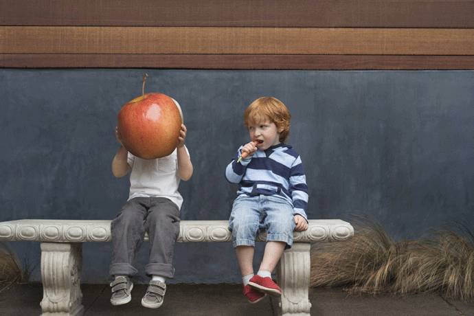 Дети с яблоком и морковкой