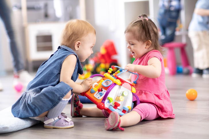 Почему нельзя заставлять детей делиться игрушками