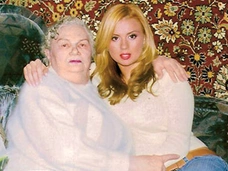 84-летнюю бабушку Анны Семенович госпитализируют после новогодних праздников
