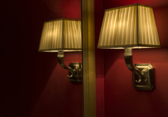 Становится ли в помещении светлее от ламп, отраженных зеркалами?