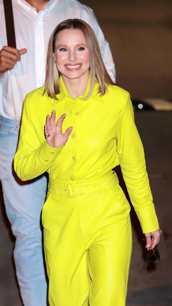 Ослепляет! Кристен Белл в безупречном аутфите — а вы бы осмелились на такой? | marieclaire.ru