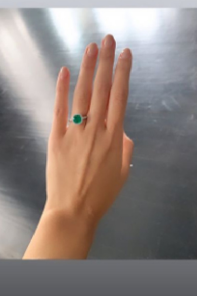 Дарина похвасталась кольцом с бриллиантами и изумрудом