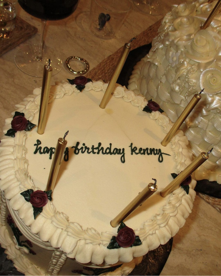 Кендалл Дженнер отметила день рождения в викторианской ночнушке на голое тело