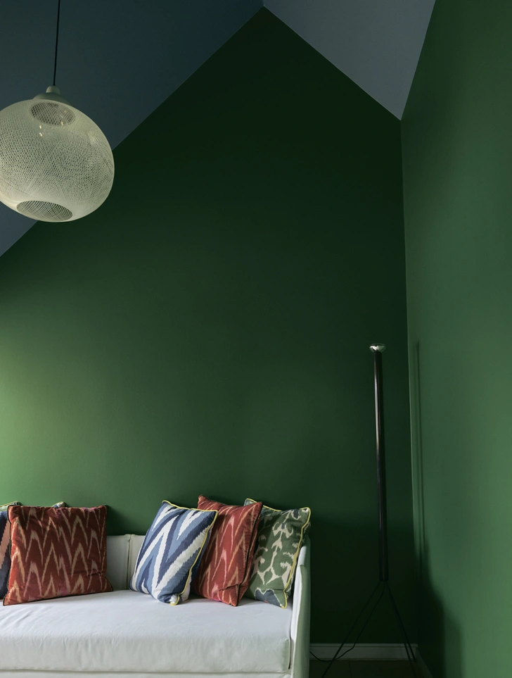 Оттенки Danish Lawn №9817 и Chinese Blue №90, все — Farrow & Ball. | Источник: Tapet-Cafe