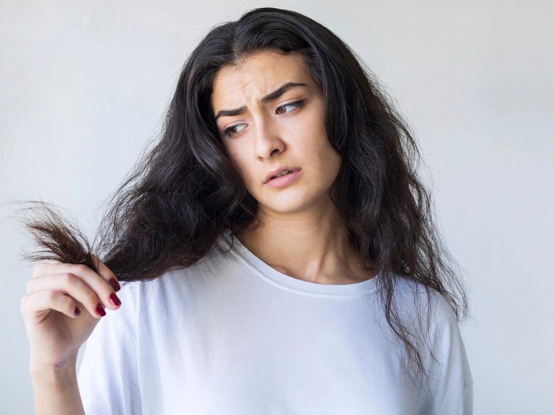 Лишаете их молодости: 6 ошибок в уходе за волосами, которые приводят к их быстрому старению | marieclaire.ru