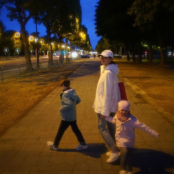 Вечерняя прогулка Марины с детьми