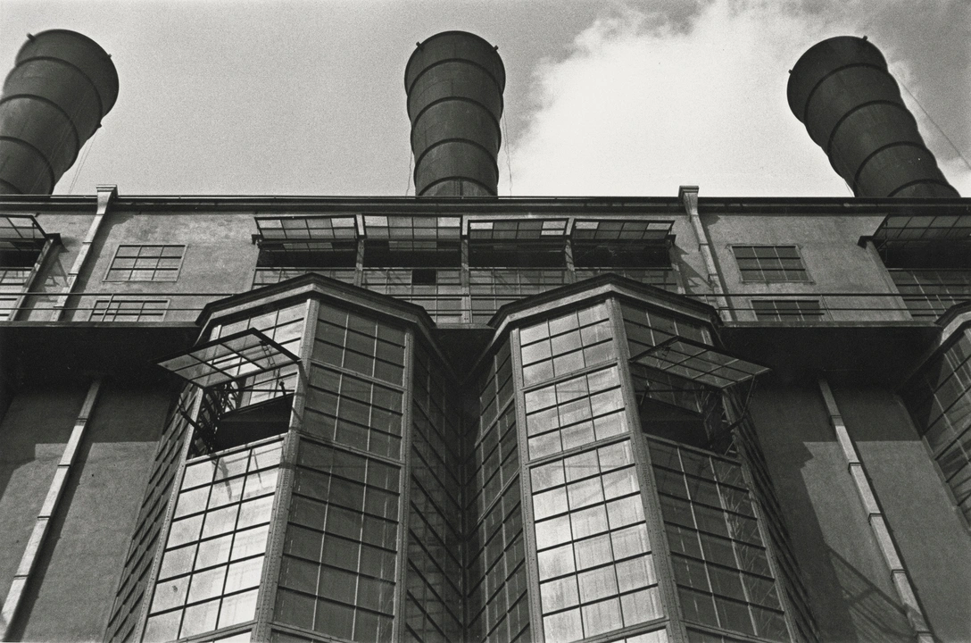 Александр Родченко. Здание МоГЭС СССР, г. Москва, 1929 г. Отпечаток с авторского негатива. Фотобумага, серебряно-желатиновый отпечаток, ручная печать. | mcmaison.ru