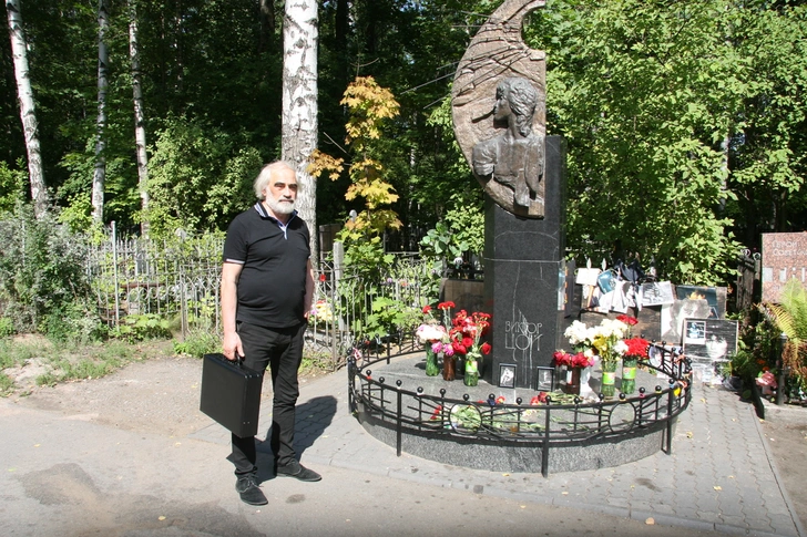 Юрий Белишкин на могиле Виктора Цоя в Петербурге