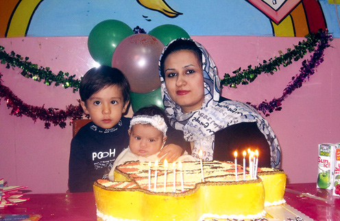 Старшая дочь экстрасенса Фатимэ со своими детьми Амиртахой (слева) и Тарой. Тегеран, 2012 год
