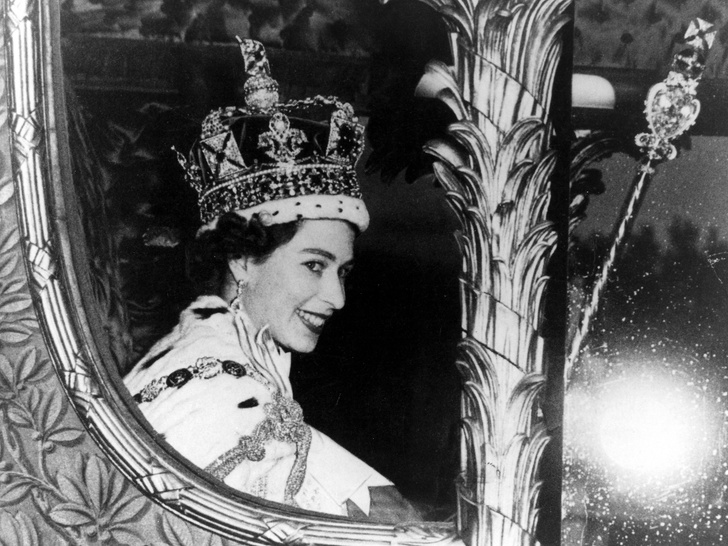 Как выглядит корона, которую примерит Карл III: показываем фото и рассказываем историю