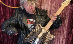 Музыкант сделал гитару из костей своего дядюшки