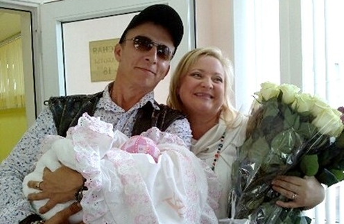 Иван Охлобыстин и Светлана Пермякова с маленькой Варварой