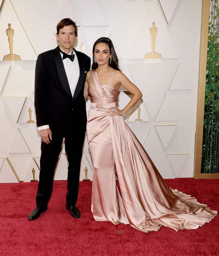Розовый шелк и влюбленный взгляд: Мила Кунис и Эштон Катчер на дорожке премии «Оскар-2022»