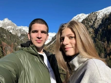 Панорамные окна, много дерева и свечей. Жена рэпера Feduk завершила ремонт в новой квартире