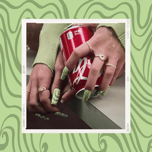Двухцветный дизайн ногтей: как повторить зеленый маникюр Мэдди из сериала «Эйфория»